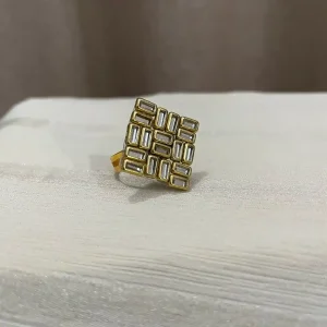 গোল্ডেন গ্লিটজ স্কয়ার ফিঙ্গার রিং