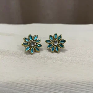 ব্লু ফ্লোরাল ফিউশন: রাজকীয় স্টোনের কানের টপ