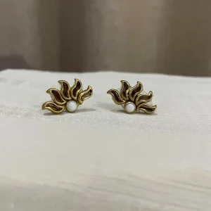 ব্রাউন কুনদান অ্যান্ড মুক্তো বসানো কানের টপ