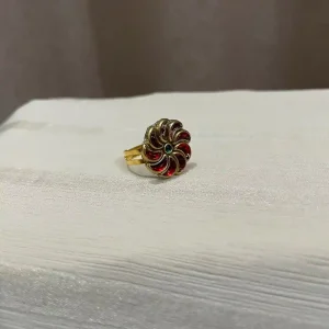 ক্রিমসন স্পাইরাল ফ্লোরাল রিং