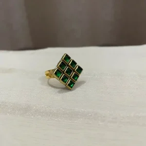 লাক্সারি গ্রিন ফিংগার রিং